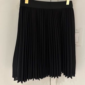 Aritzia Black Short Pleated Skirt. Size XS.